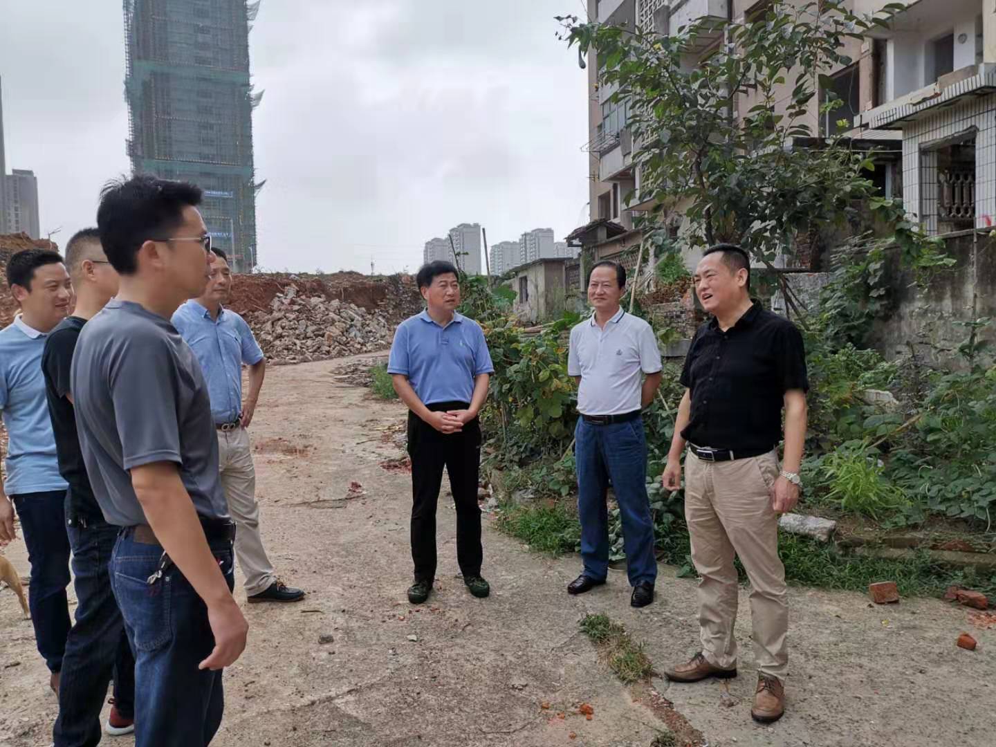 為加快方家沖、造紙廠和桂花園新安置區(qū)建設(shè)，2019年9月5日下，市城建集團(tuán)總經(jīng)理衛(wèi)民陪同市政府副秘書(shū)長(zhǎng)劉陳寅深入項(xiàng)目建設(shè)現(xiàn)場(chǎng)，調(diào)度推進(jìn)安置區(qū)征遷工作.jpg