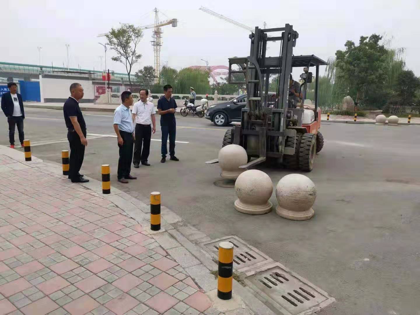 為向新中國成立七十周年獻禮，市城建集團攻堅克難，實現(xiàn)了北門棚改區(qū)域民生路10月1日零時順利通車。國慶假期，市城建集團堅持做好一線工作，在與交警部門共同做好民生路通車保障工作外，抓細節(jié)，抓落實，確保其他各項工作有序推進。.jpg